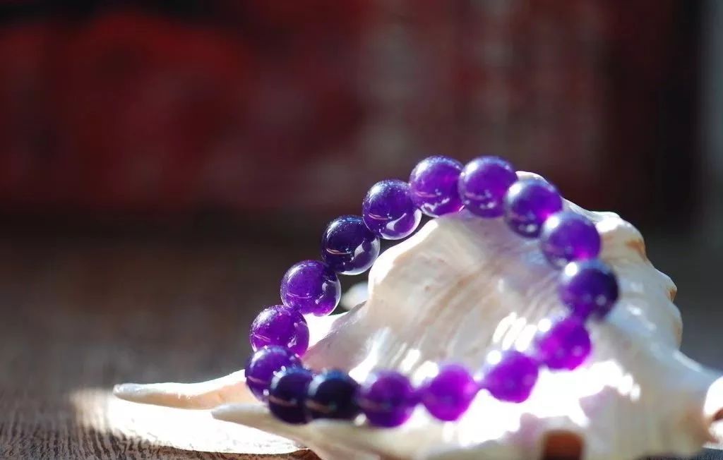 佩戴紫水晶的功效与作用，紫水晶的寓意是什么(佩戴紫水晶的功效与作用,紫水晶的寓意是什么呢)