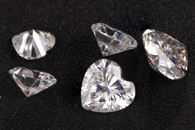 钻石跟莫桑石哪个好看