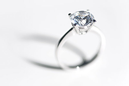 钻石戒指上的小钻石